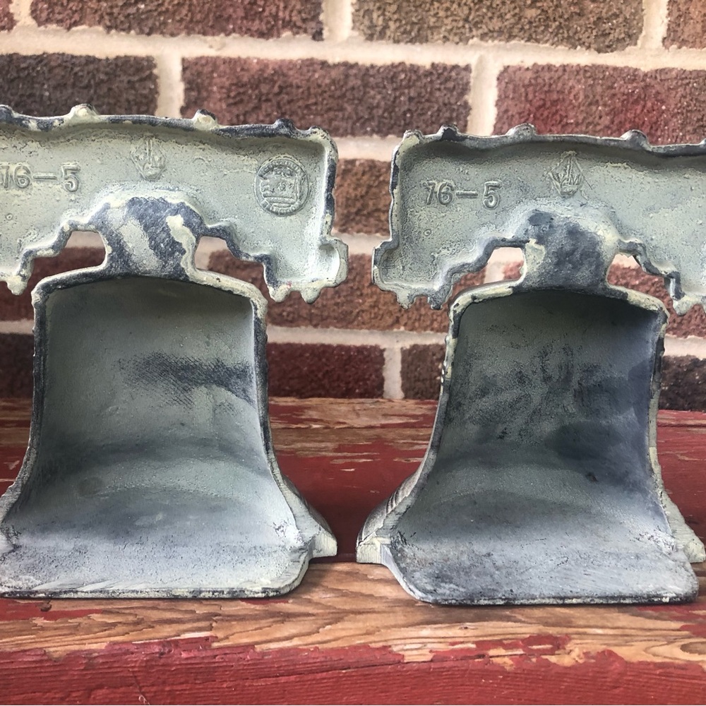 Liberty Bell bicentennial cast iron 1976 Virginia Metal Co bookends, door stop - Picture 4 of 8